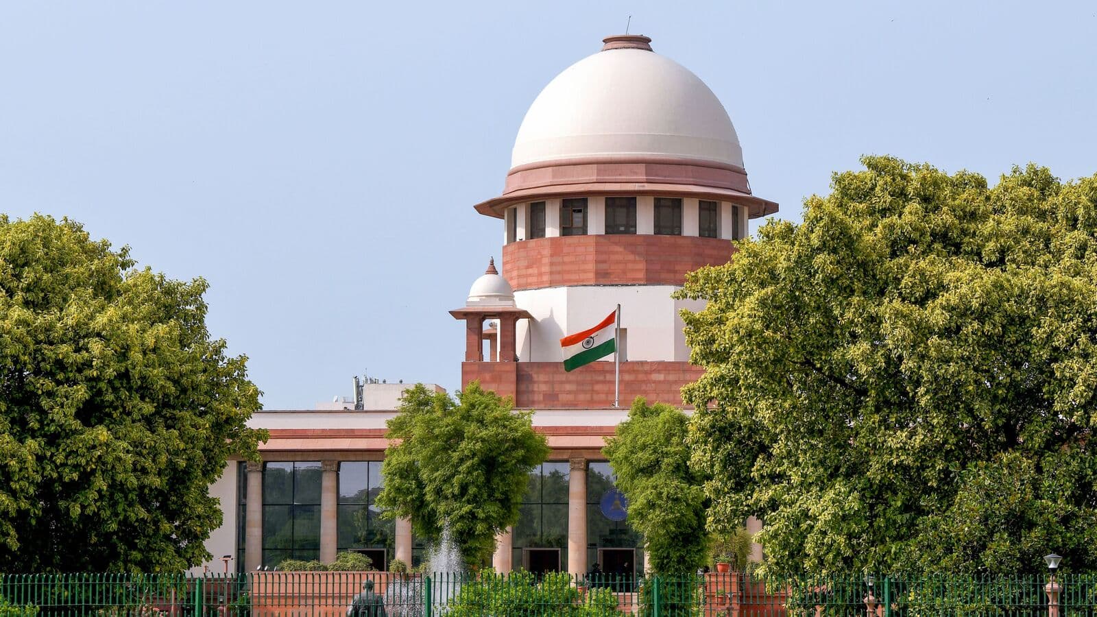Cover image for Reliance’s Jio convention centre construction delay: SC directs MMRDA to deposit ₹646 cr